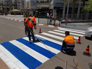 צביעת מעבר חציה בכחול